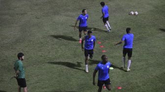 Sejumlah pemain Timnas Indonesia menjalani latihan di Lapangan B, Kompleks Gelora Bung Karno, Jakarta, Selasa (9/11/2021). [Suara.com/Angga Budhiyanto]