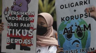 Aktivis yang tergabung dalam Gerakan #BersihkanIndonesia membawa poster saat melakukan aksi demonstrasi dalam rangka menyambut Hari Pahlawan di depan Gedung Merah Putih Komisi Pemberantasan Korupsi (KPK), Kuningan, Jakarta, Selasa (9/11/2021). [Suara.com/Angga Budhiyanto]