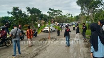 Resmikan Medan Offroad Bontang Lestari, Warga Tanam Pohon Pisang