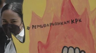 Aktivis yang tergabung dalam Gerakan #BersihkanIndonesia melakukan aksi demonstrasi dalam rangka menyambut Hari Pahlawan di depan Gedung Merah Putih Komisi Pemberantasan Korupsi (KPK), Kuningan, Jakarta, Selasa (9/11/2021). [Suara.com/Angga Budhiyanto]