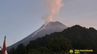 Update Merapi, 10 Kali Guguran Lava Dalam 6 Jam dan Asap Kawah Membumbung Hingga 500 Meter