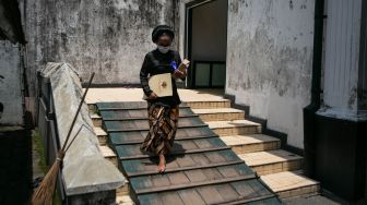 Abdi dalem Keraton Yogyakarta keluar membawa "serat kekancingan" atau surat keputusan seusai wisuda abdi dalem di Bangsal Kesatriyan, Keraton Yogyakarta, DI Yogyakarta, Selasa (9/11/2021). ANTARA FOTO/Hendra Nurdiyansyah