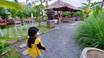 Waroeng Gandroeng, Sensasi Makan Enak di Tengah Sawah