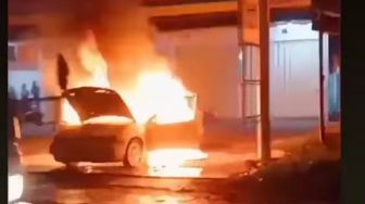 Mobil Sedan Terbakar di Halaman Parkir Indomaret Banjarbaru