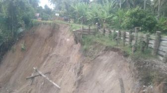 Sempat Diperbaiki, Jalan di Sungai Geringgiang Kembali Rusak