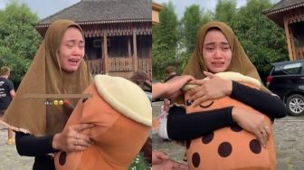 Viral Cewek Nangis Histeris di Pinggir Kolam Renang Gegara Boba: Sakit!