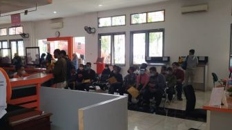 Ratusan Pencari Kerja Padati Kantor Pos Cianjur