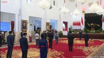 Hari Pahlawan, Jokowi Berikan Tanda Kehormatan Bintang Jasa untuk 300 Nakes yang Gugur