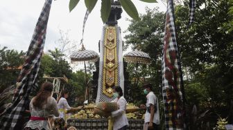 Umat Hindu melaksanakan persembahyangan Hari Raya Galungan di Pura Aditya Jaya, Rawamangun, Pulogadung, Jakarta, Rabu (10/11/2021). [Suara.com/Angga Budhiyanto]