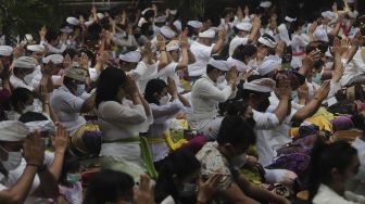Persembahyangan Hari Raya Galungan di Pura Aditya Jaya