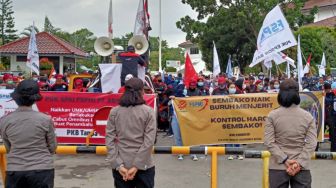 Serikat Buruh Demo UMK di Pemko Batam, Malah Ajak Satpol PP untuk Bergabung