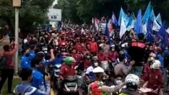Ratusan Buruh Kepung Area Pemerintah Kota Bekasi, Jalan Ahmad Yani Tersendat