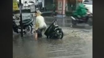 Usaha Keras Pria Naikkan Motornya Sia-sia, Malah Tenggelam di Genangan Saat Hujan