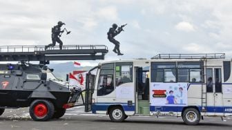 Tim gabungan TNI dan Polri melakukan penyergapan teroris saat simulasi pengamanan dan kontijensi di eks Bandara Selaparang, Mataram, NTB, Rabu (10/11/2021). ANTARA FOTO/Ahmad Subaidi