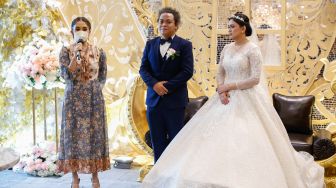 Penyanyi Ussy Sulistiawaty disela acara pernikahan pasangan Ara dan Sandra saat acara nikah gratis yang dibuatnya di Kebayoran Baru, Jakarta Selatan, Rabu (10/11/2021). [Suara.com/Alfian Winanto]