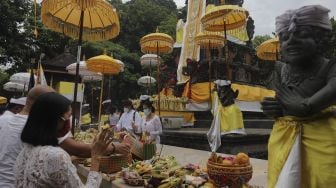 Umat Hindu melaksanakan persembahyangan Hari Raya Galungan di Pura Aditya Jaya, Rawamangun, Pulogadung, Jakarta, Rabu (10/11/2021). [Suara.com/Angga Budhiyanto]