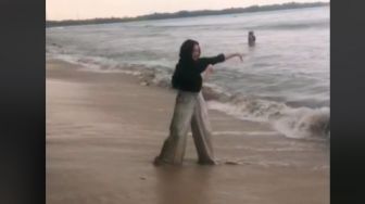 Viral Wanita Pengendali Air Laut, Warganet: Katara is that You?