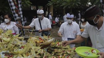 Umat Hindu melaksanakan persembahyangan Hari Raya Galungan di Pura Aditya Jaya, Rawamangun, Pulogadung, Jakarta, Rabu (10/11/2021). [Suara.com/Angga Budhiyanto]