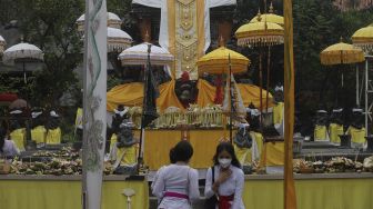 Umat Hindu melaksanakan persembahyangan Hari Raya Galungan di Pura Aditya Jaya, Rawamangun, Pulogadung, Jakarta, Rabu (10/11/2021). [Suara.com/Angga Budhiyanto]