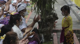 Umat Hindu melaksanakan persembahyangan Hari Raya Galungan di Pura Aditya Jaya, Rawamangun, Pulogadung, Jakarta, Rabu (10/11/2021). [Suara.com/Angga Budhiyanto]