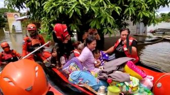 Pemprov Kalbar Pasok Logistik Korban Banjir di Sintang, Sekadau dan Sanggau