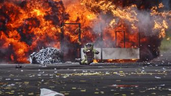 
Anggota satuan Jihandak dari tim Gegana Brimob Polda NTB berhasil menyelamatkan diri dari ledakan bom saat simulasi pengamanan dan kontijensi di eks Bandara Selaparang, Mataram, NTB, Rabu (10/11/2021).  ANTARA FOTO/Ahmad Subaidi