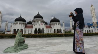 Masjid Raya Baiturrahman Banda Aceh Bagikan Daging Hewan Kurban ke 1.100 Fakir Miskin