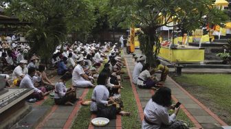 Umat Hindu melaksanakan persembahyangan Hari Raya Galungan di Pura Aditya Jaya, Rawamangun, Pulogadung, Jakarta, Rabu (10/11/2021). [Suara.com/Angga Budhiyanto]