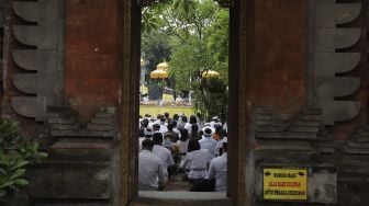 Umat Hindu melaksanakan persembahyangan Hari Raya Galungan di Pura Aditya Jaya, Rawamangun, Pulogadung, Jakarta, Rabu (10/11/2021). [Suara.com/Angga Budhiyanto]