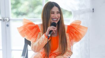 Penyanyi Titi DJ saat acara perilisan single 'Superwoman' di Kawasan Sudirman, Jakarta Pusat, Kamis (11/11/2021). [Suara.com/Alfian Winanto]
