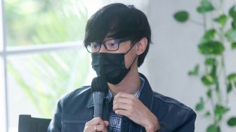 Composer Eka Gustiwana saat perilisan single 'Superwoman' di Kawasan Sudirman, Jakarta Pusat, Kamis (11/11/2021). [Suara.com/Alfian Winanto]