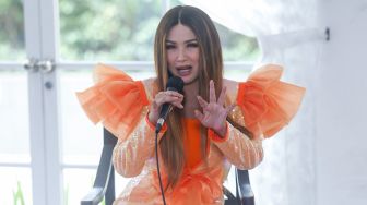 Penyanyi Titi DJ saat acara perilisan single 'Superwoman' di Kawasan Sudirman, Jakarta Pusat, Kamis (11/11/2021). [Suara.com/Alfian Winanto]
