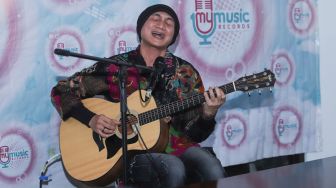 Musisi Erdian Aji Prihartanto atau Anji tampil menyanyi membawakan lagunya usai menggelar jumpa pers di Cilandak, Jakarta Selatan, Kamis (11/11/2021). [Suara.com/Alfian Winanto]