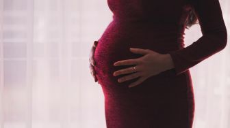 Sambil Pamer Baby Bump, Wanita Ini Nekat Gelar Resepsi Meski Hamil 8 Bulan