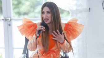 Suka Menggunakan Wig, Intip 10 Momen Titi DJ Melepas Rambut Palsunya