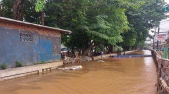 Sempat Jebol, Pemkot Jakarta Timur Perbaiki Tanggul Kali Baru