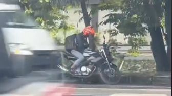 Heboh Pemotor Tertidur di Atas Motor, Publik Justru Berikan Apresiasi
