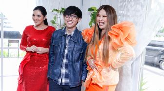 Penyanyi Ashanty bersama Eka Gustiwana dan Titi DJ saat acara perilisan single 'Superwoman' di Kawasan Sudirman, Jakarta Pusat, Kamis (11/11/2021). [Suara.com/Alfian Winanto]
