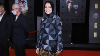 Aktris Cut Mini saat menghadiri gelaran Festival Film Indonesia di JCC Senayan, Jakarta Pusat, Rabu (10/11/2021). [Suara.com/Alfian Winanto]