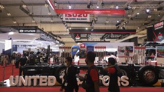 Sejumlah pengunjung menghadiri pameran otomotif GAIKINDO Indonesia International Auto Show (GIIAS) 2021 di Indonesia Convention Exhibition (ICE) BSD, Serpong, Tangerang, Banten, Kamis (11/11/2021). [Suara.com/Angga Budhiyanto]