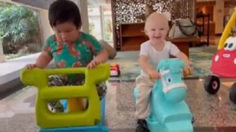 Bikin Gemas! Tingkah Lucu Anak Axelsen dan Marcus Gideon Main Bareng
