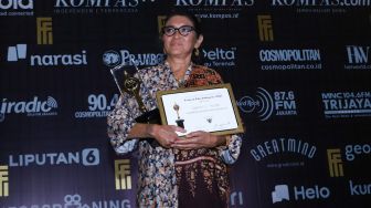 Aktris Jajang C Noer berfoto setelah meraih Lifetime Achievement dalam gelaran Festival Film Indonesia di JCC Senayan, Jakarta Pusat, Rabu (10/11/2021). [Suara.com/Alfian Winanto]