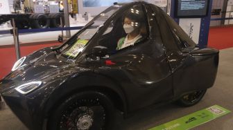 Petugas berada di dalam salah satu mobil listrik yang dipamerkan selama pameran otomotif GAIKINDO Indonesia International Auto Show (GIIAS) 2021 di Indonesia Convention Exhibition (ICE) BSD, Serpong, Tangerang, Banten, Kamis (11/11/2021). [Suara.com/Angga Budhiyanto]