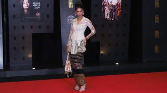 Aktris Hana Malasan saat menghadiri gelaran Festival Film Indonesia di JCC Senayan, Jakarta Pusat, Rabu (10/11/2021). [Suara.com/Alfian Winanto]