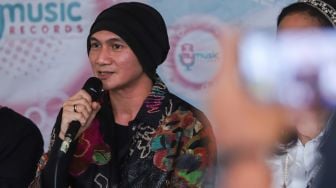 Musisi Erdian Aji Prihartanto atau Anji saat  menggelar jumpa pers di Cilandak, Jakarta Selatan, Kamis (11/11/2021). [Suara.com/Alfian Winanto]