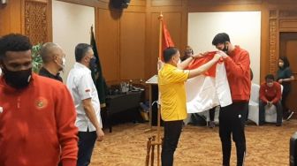 Bertolak ke Turki, Pemain Timnas Indonesia Cium Merah Putih, Termasuk Elkan Baggott