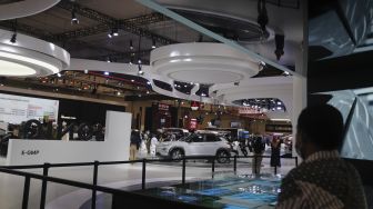 Pengunjung menghadiri pameran otomotif GAIKINDO Indonesia International Auto Show (GIIAS) 2021 di Indonesia Convention Exhibition (ICE) BSD, Serpong, Tangerang, Banten, Kamis (11/11/2021). [Suara.com/Angga Budhiyanto]