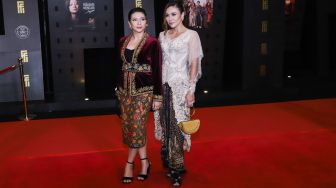 Aktris Wulan Guritno bersama putrinya, Shaloom Razade saat menghadiri gelaran Festival Film Indonesia di JCC Senayan, Jakarta Pusat, Rabu (10/11/2021). [Suara.com/Alfian Winanto]