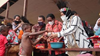 Mensos Risma Salurkan Bantuan Rp3,7 Miliar untuk Masyarakat di Papua