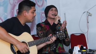 Musisi Erdian Aji Prihartanto atau Anji tampil menyanyi membawakan lagunya usai menggelar jumpa pers di Cilandak, Jakarta Selatan, Kamis (11/11/2021). [Suara.com/Alfian Winanto]